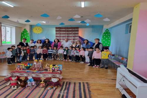 Փարաքար համայնքի «Ապրելու երկիր» խմբակցության ավագանիներն էլեկտրական դաշնամուր են նվիրել Նորակերտի մանկապարտեզին