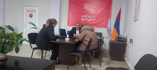 Գյումրիի «Ապրելու երկիր» կուսակցության գրասենյակում խմբակցության ղեկավար Կարեն Մալխասյանը հանդիպել է բնակիչների հետ