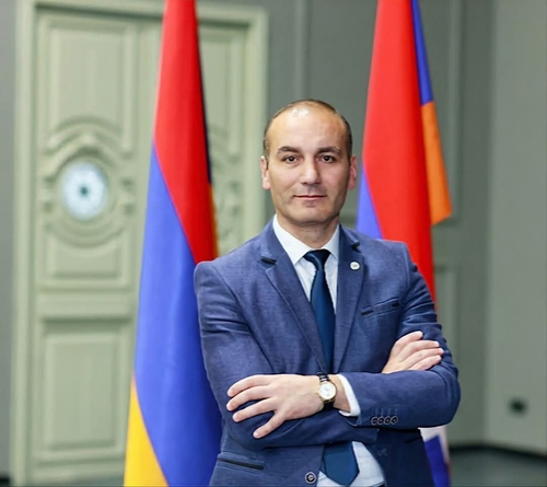 Գյումրի համայնքի ավագանու ընտրություններին «Ապրելու երկիր» կուսակցության ցուցակը գլխավորելու է  քաղաքական խորհրդի անդամ Կարեն Մալխասյանը
