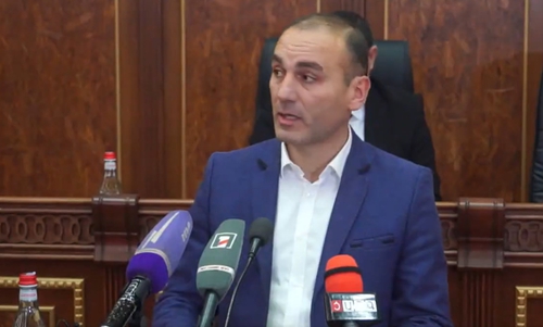 Գյումրի համայնքի ավագանիի «Ապրելու երկիր» խմբակցության ղեկավար Կարեն Մալխասյանը ելույթ է ունեցել ավագանու արտահերթ նիստում